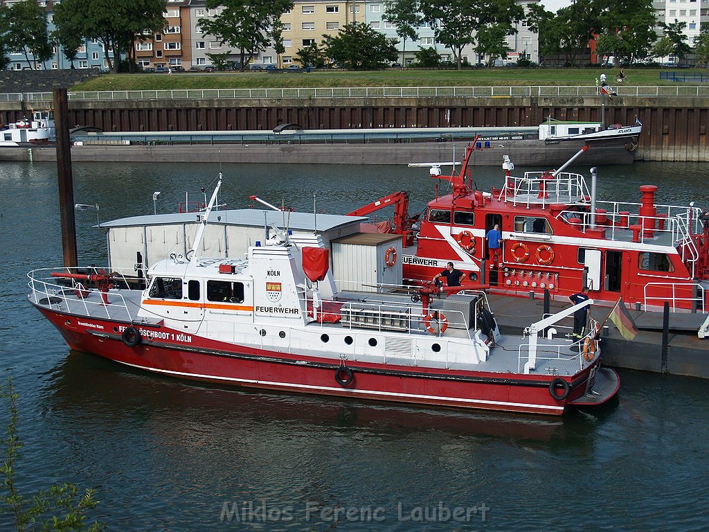 Einsatz Loeschboot Rettungsboot PRhein Koeln Rodenkirchen P42.JPG